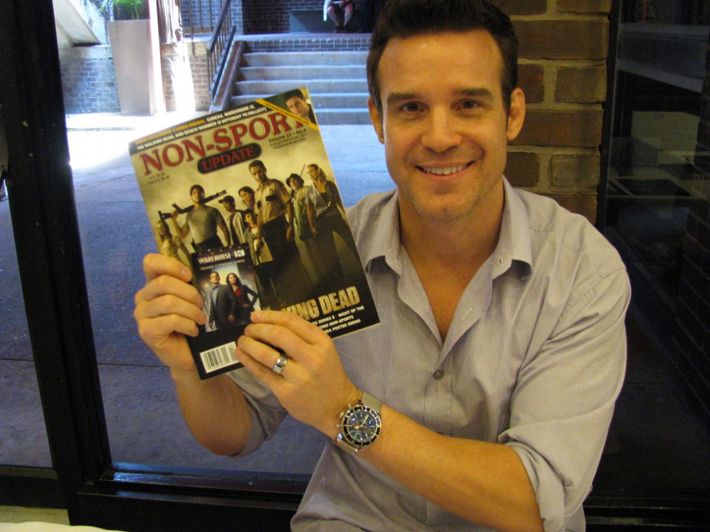 Eddie McClintock with Non-Sport Update magazine Eddie McClintock with Non-Sport Update magazine